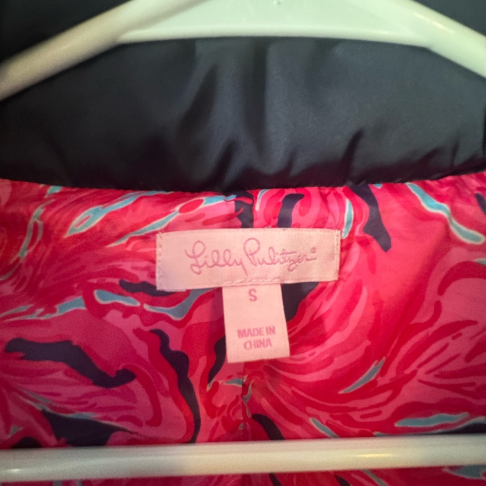 LILLY PULITZER Navy Fitted Slimming “Isabelle” Puffer Vest floral inner lining - Picture 16 of 16